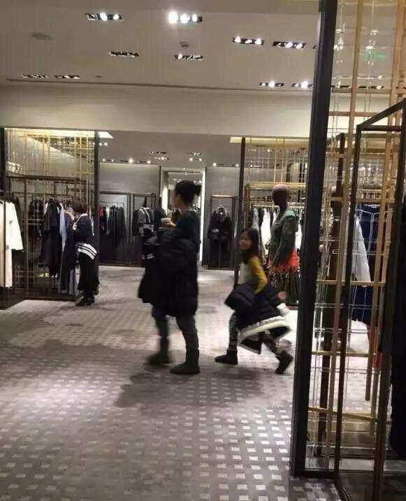  王菲帶女兒李嫣逛商場，一眼就看出跟張柏芝的差別！