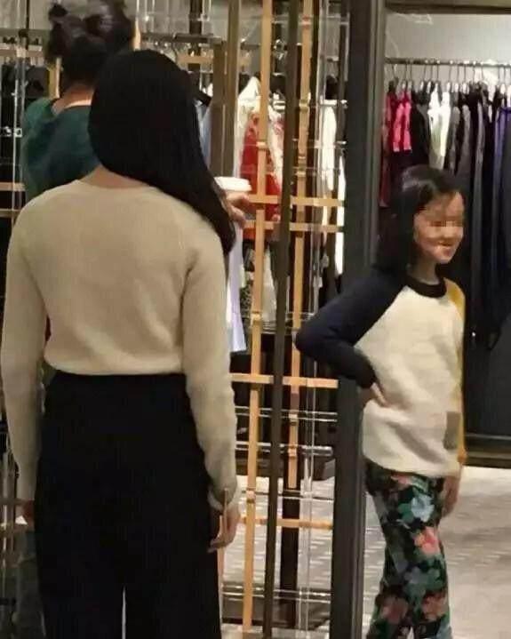  王菲帶女兒李嫣逛商場，一眼就看出跟張柏芝的差別！