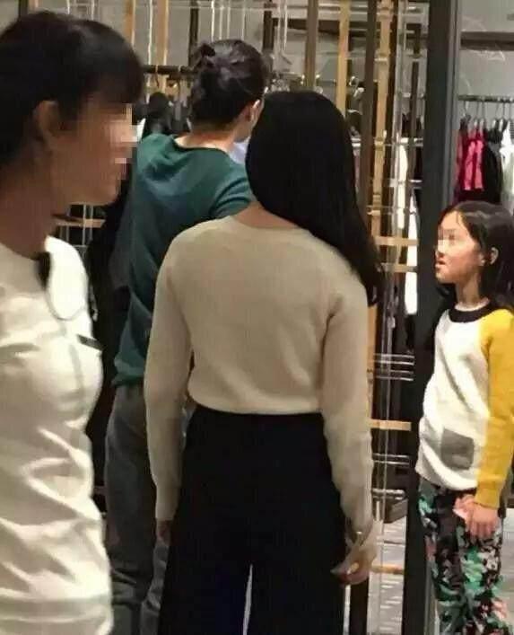 王菲帶女兒李嫣逛商場，一眼就看出跟張柏芝的差別！