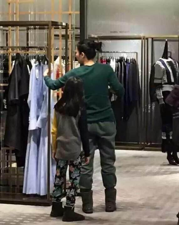  王菲帶女兒李嫣逛商場，一眼就看出跟張柏芝的差別！