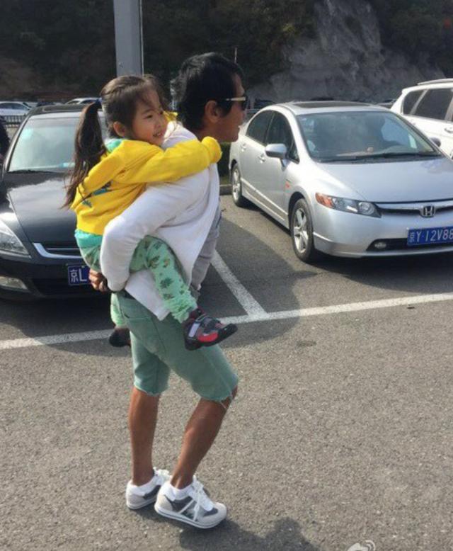  齊秦與雅雅忘年戀近照曝光，兒女雙全，女兒六歲美麗似媽媽