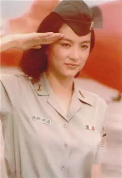 直擊林青霞40年前罕見舊照！「20歲完美神顏」至今無人能及，網友讚嘆：50年一見美人！