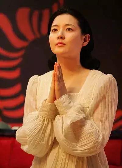 直擊林青霞40年前罕見舊照！「20歲完美神顏」至今無人能及，網友讚嘆：50年一見美人！