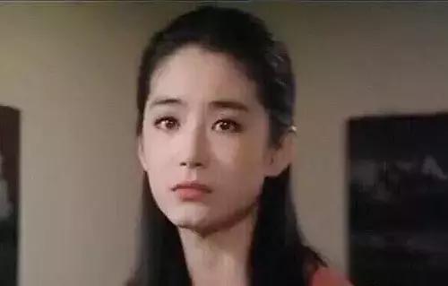 直擊林青霞40年前罕見舊照！「20歲完美神顏」至今無人能及，網友讚嘆：50年一見美人！