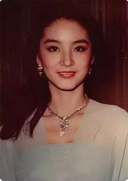 直擊林青霞40年前罕見舊照！「20歲完美神顏」至今無人能及，網友讚嘆：50年一見美人！
