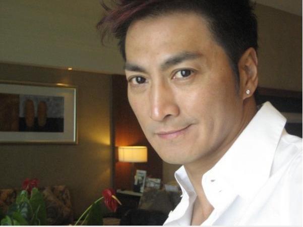 身家過億57歲仍單身，曾與劉德華平起平坐跟女神范冰冰是親兄妹！
