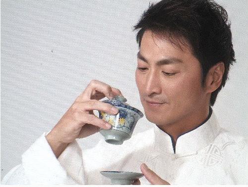 身家過億57歲仍單身，曾與劉德華平起平坐跟女神范冰冰是親兄妹！