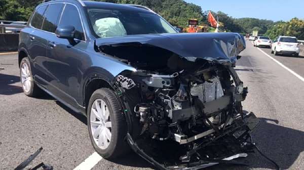 時速110追撞工程車...吳鈴山車頭全毀，人安然無事，就連國道警察也驚呼「這台車太厲害了！」