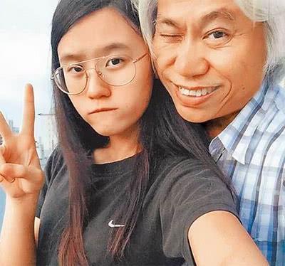 「爺孫戀」上綜藝，李坤城的一個小動作讓主持人看不下去了，網友直呼受不了！