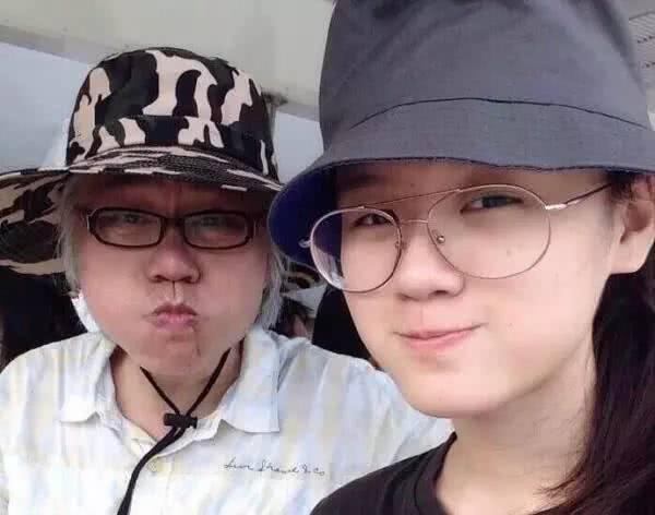 「爺孫戀」上綜藝，李坤城的一個小動作讓主持人看不下去了，網友直呼受不了！