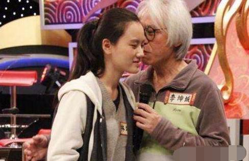 「爺孫戀」上綜藝，李坤城的一個小動作讓主持人看不下去了，網友直呼受不了！
