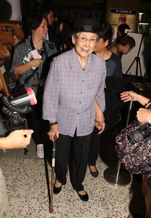 梅豔芳96歲母親向法院申請新年利是20萬被拒，抱怨10萬都不夠過年，如今現狀令人唏噓