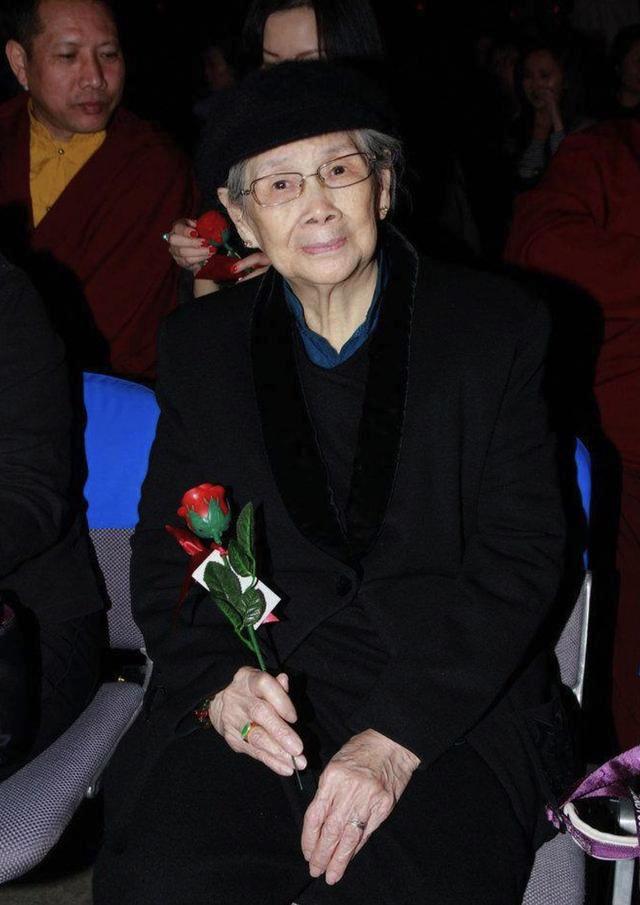 梅豔芳96歲母親向法院申請新年利是20萬被拒，抱怨10萬都不夠過年，如今現狀令人唏噓