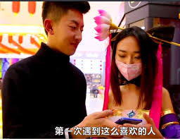 他上節目向動漫女神告白！結果對方一轉身真實身分曝光「他當場抱頭痛哭」！網友嗆聲：超沒風度！