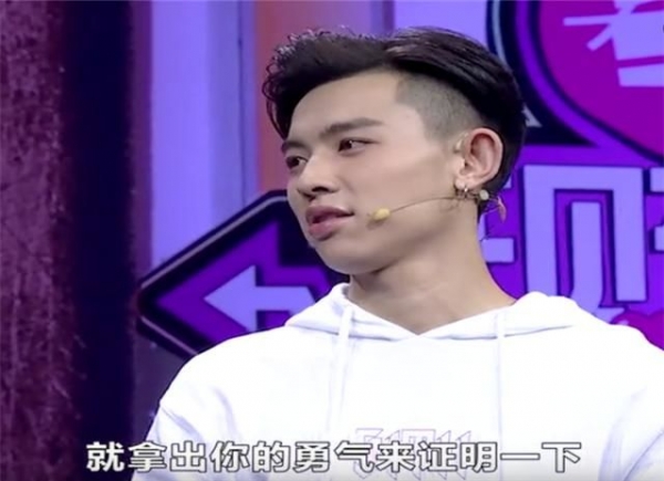 他上節目向動漫女神告白！結果對方一轉身真實身分曝光「他當場抱頭痛哭」！網友嗆聲：超沒風度！