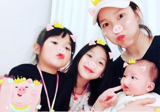 王祖藍帶女兒外出拜年，小萌娃手捧大紅包睡覺好像小天使！