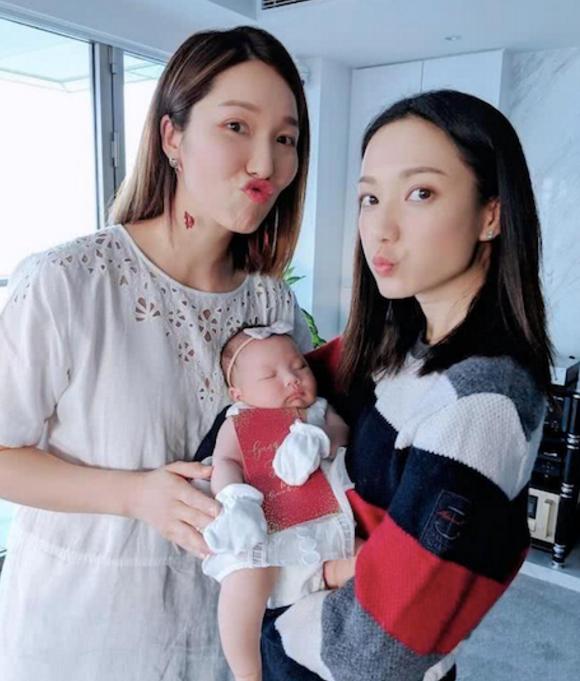 王祖藍帶女兒外出拜年，小萌娃手捧大紅包睡覺好像小天使！