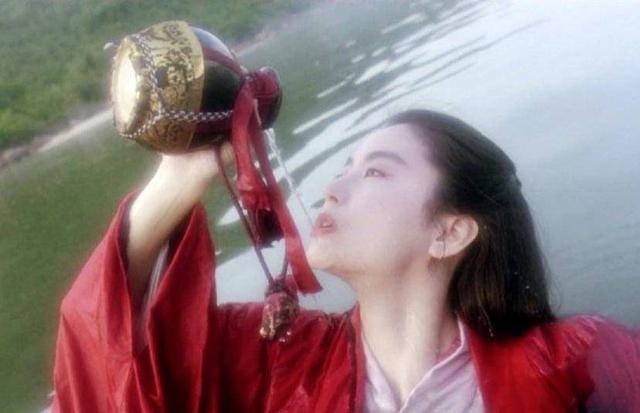 52歲王祖賢曬照拜年，一襲紅裙魅力十足，重現「聶小倩」風采