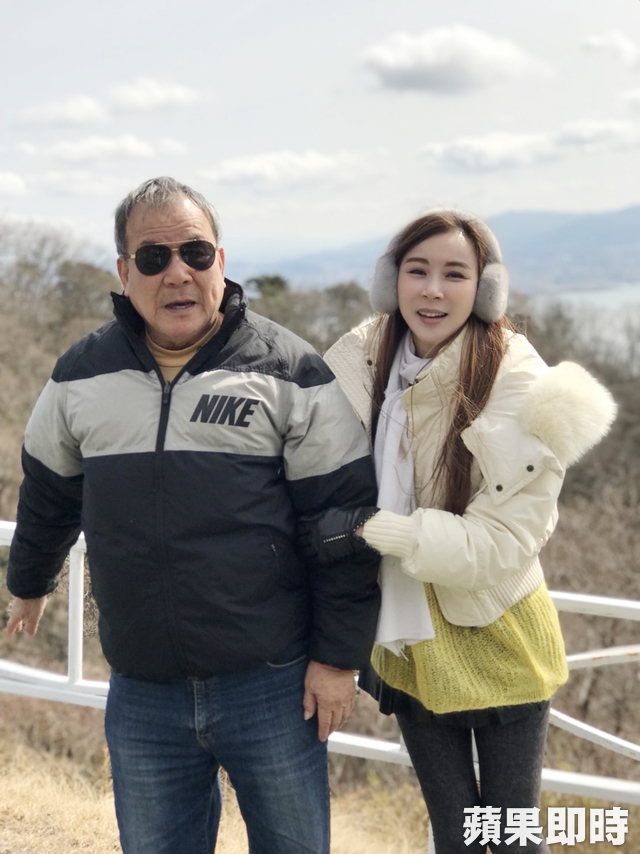 50歲蕭薔近況曝光！過年不怕「親友連環問」 肉麻黏「76歲美男爹」甜喊：越看越喜歡！