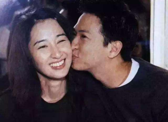 張家輝夫婦帶女兒給老戲骨拜年 關詠荷和女兒的顏值搶鏡