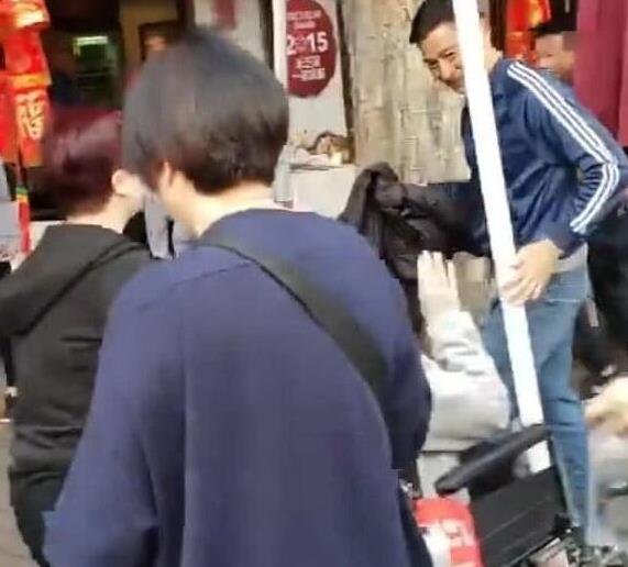 劉德華與殘疾人握手，一個細節引起了所有人的注意，人品好不好，一件小事看透徹 ！