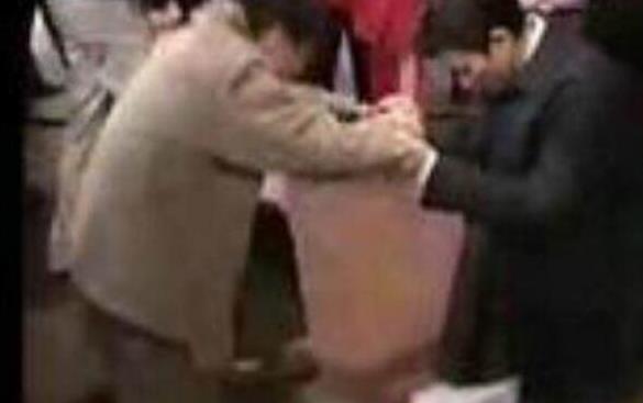 劉德華與殘疾人握手，一個細節引起了所有人的注意，人品好不好，一件小事看透徹 ！
