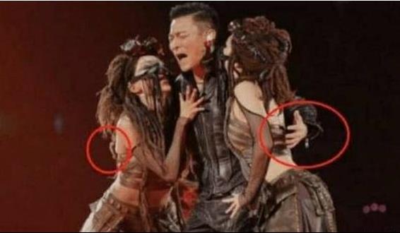 劉德華與殘疾人握手，一個細節引起了所有人的注意，人品好不好，一件小事看透徹 ！