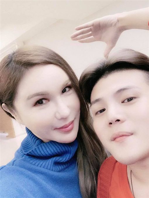 孫生26歲第一次圍爐爆哭：「是一生的追求」！利菁一家人發紅包鼓勵 暖心喊話「我們都是你的家人」網友全淚推！