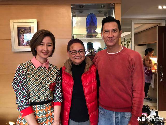 張家輝夫婦帶女兒給老戲骨拜年，關詠荷和女兒的顏值搶鏡！ 