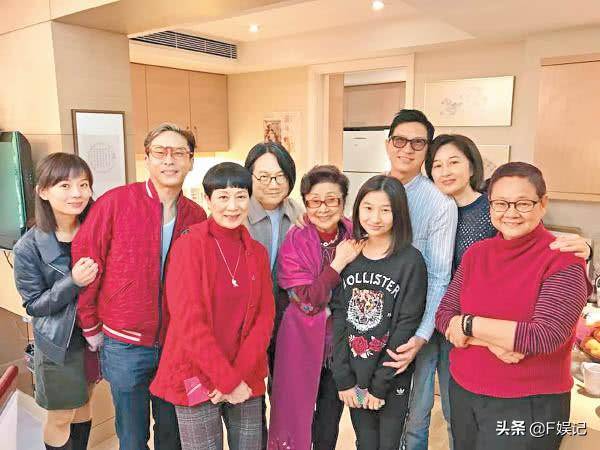 張家輝夫婦帶女兒給老戲骨拜年，關詠荷和女兒的顏值搶鏡！ 
