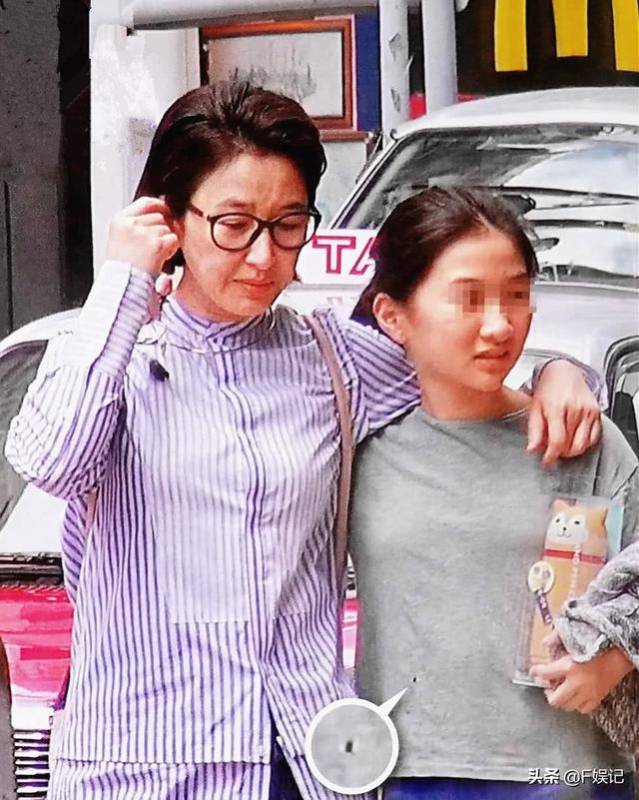 張家輝夫婦帶女兒給老戲骨拜年，關詠荷和女兒的顏值搶鏡！ 