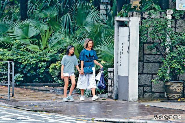 張家輝夫婦帶女兒給老戲骨拜年，關詠荷和女兒的顏值搶鏡！ 