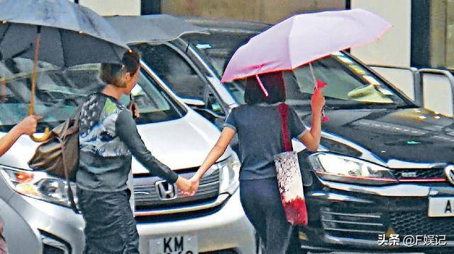 張家輝夫婦帶女兒給老戲骨拜年，關詠荷和女兒的顏值搶鏡！ 