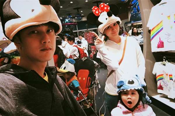 驚悚！「那對夫妻」帶女兒住飯店度假，妮妮卻說：「床上有個穿紅衣的阿姨叫我們走開！」