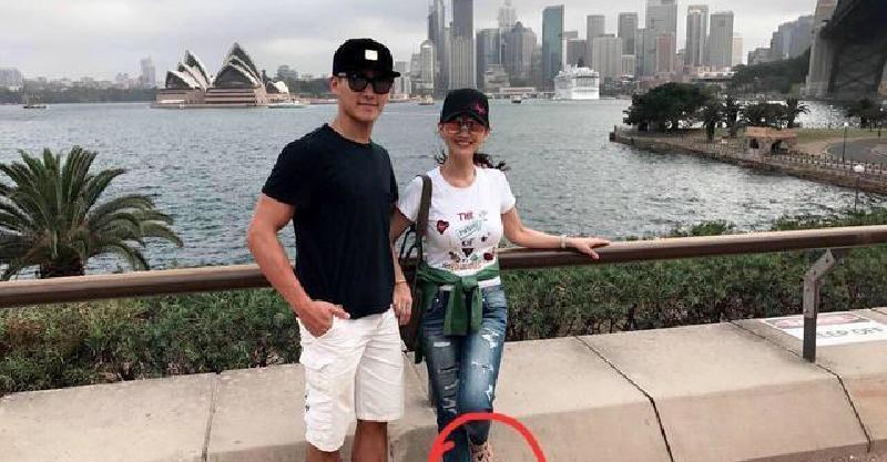  63歲趙雅芝與兒子合照似情侶，『 但網友卻紛紛注意到她的腳』…