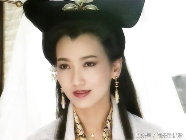  63歲趙雅芝與兒子合照似情侶，『 但網友卻紛紛注意到她的腳』…