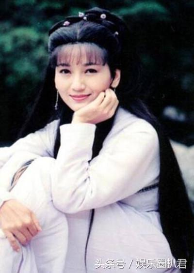  63歲趙雅芝與兒子合照似情侶，『 但網友卻紛紛注意到她的腳』…