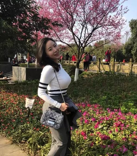 被劉強東帶火的蔣聘婷，到底是什麼樣的魔鬼身材？