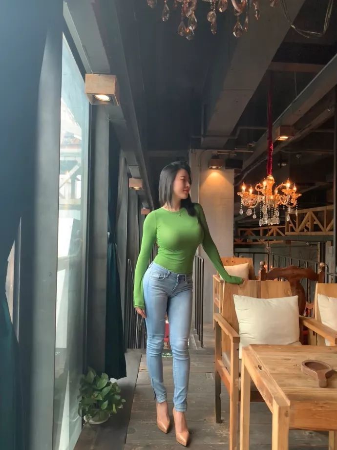 被劉強東帶火的蔣聘婷，到底是什麼樣的魔鬼身材？