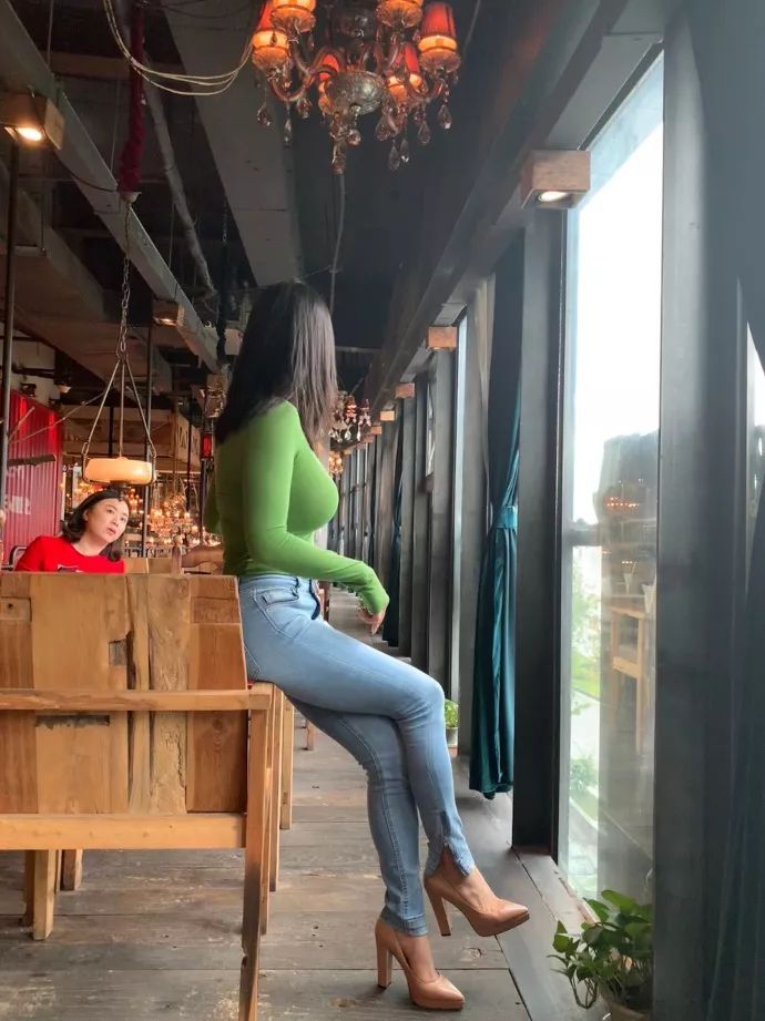 被劉強東帶火的蔣聘婷，到底是什麼樣的魔鬼身材？