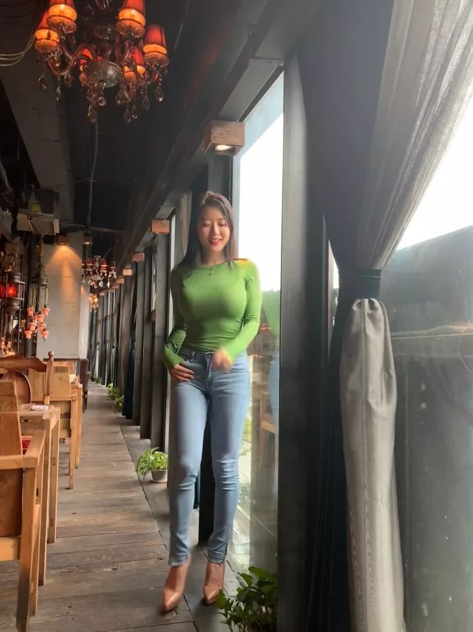 被劉強東帶火的蔣聘婷，到底是什麼樣的魔鬼身材？