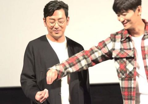 你還在比手指愛心嗎??「最強解怨脈」朱智勳教你最新手勢，保證讓你成為全場焦點!