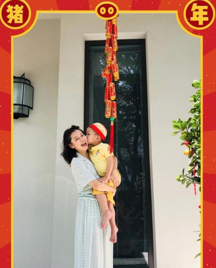 星二代穿新衣賀新年！波妞變得好不一樣！