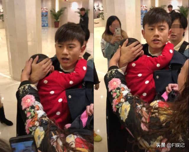 張傑春晚彩排後台抱起被撞倒的小孩，嚴厲責問肇事者卻惹非議！