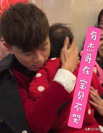 張傑春晚彩排後台抱起被撞倒的小孩，嚴厲責問肇事者卻惹非議！