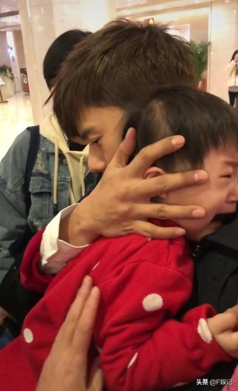 張傑春晚彩排後台抱起被撞倒的小孩，嚴厲責問肇事者卻惹非議！