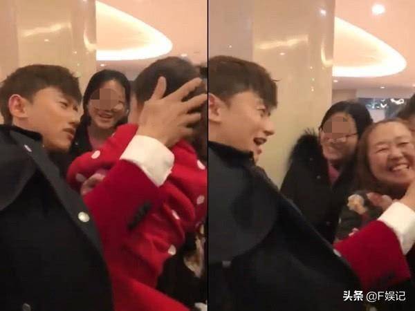 張傑春晚彩排後台抱起被撞倒的小孩，嚴厲責問肇事者卻惹非議！