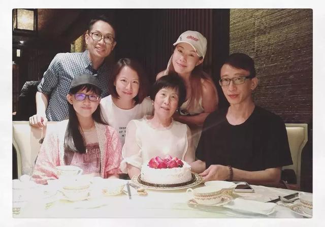 好事將近？與王子相差6歲姐弟戀，今疑似準備閃婚，曾為方力申犧牲10年青春！