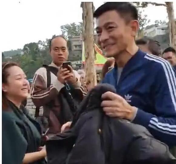 劉德華與殘疾人握手，一個細節引起了所有人的注意，人品刻在眼裡，一件小事看透徹