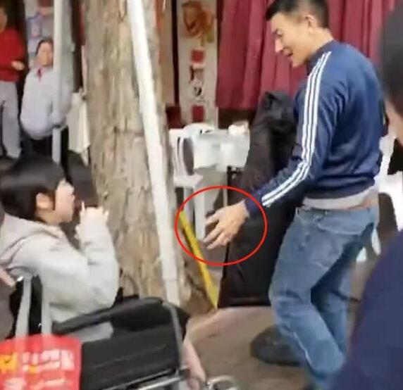 劉德華與殘疾人握手，一個細節引起了所有人的注意，人品刻在眼裡，一件小事看透徹